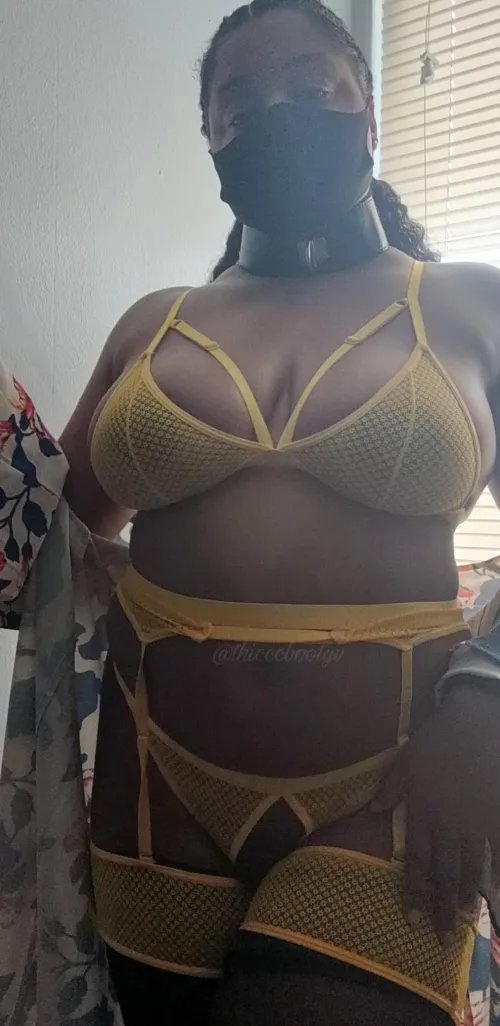 Thumbnail Yellow Seduction: ThicccBootyV1's AmazingCurves Revelation