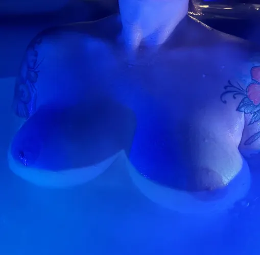 Thumbnail Tempting View: Indulge in Hot Tub Boobs