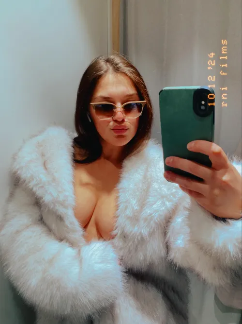 Thumbnail Valentinkapslc Shines in a Stylish Fur Coat