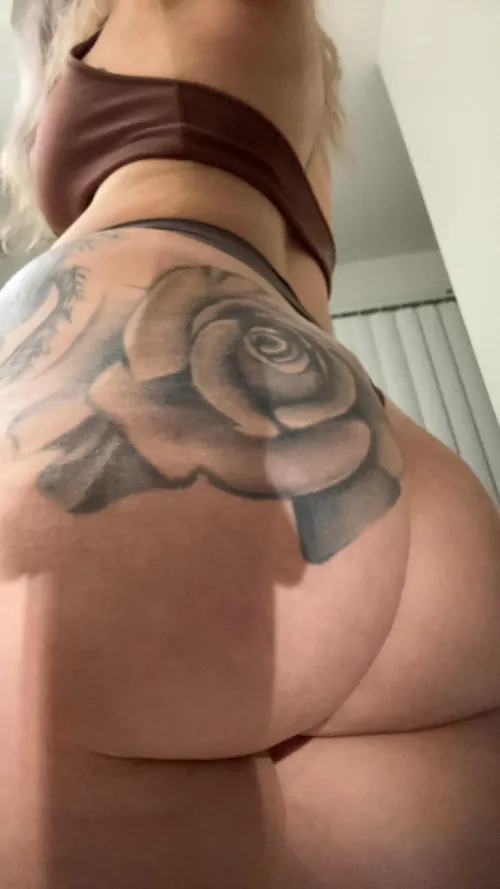 Thumbnail Admiring a Stunning Booty | yourfavemom24