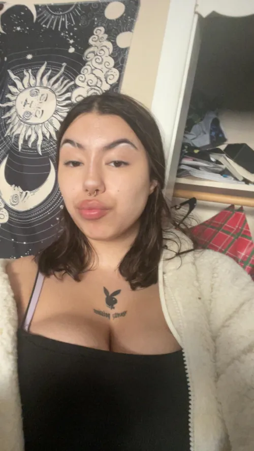 Thumbnail Sultry 18-Year-Old Alert: Enter jenmichaelz's Tempting Snapchat World | slutsofsnapchat