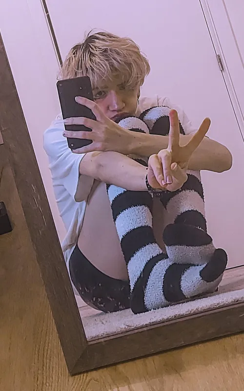 Thumbnail smolcubes' Natural Sign Pose: Capturing the Essence in Femboy Style