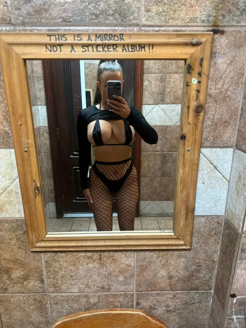 Thumbnail _ladysexyfit_'s Mirror Selfie: Offering a Body of Comfort