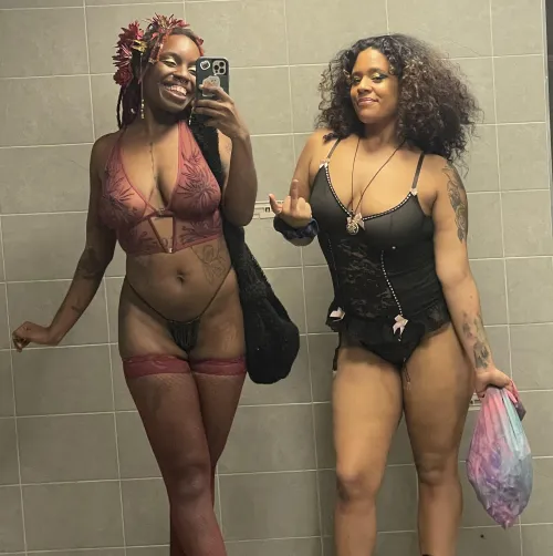 Thumbnail Mirror Selfie Moments: Introducing PiscesandClassy to HotBlackChicks