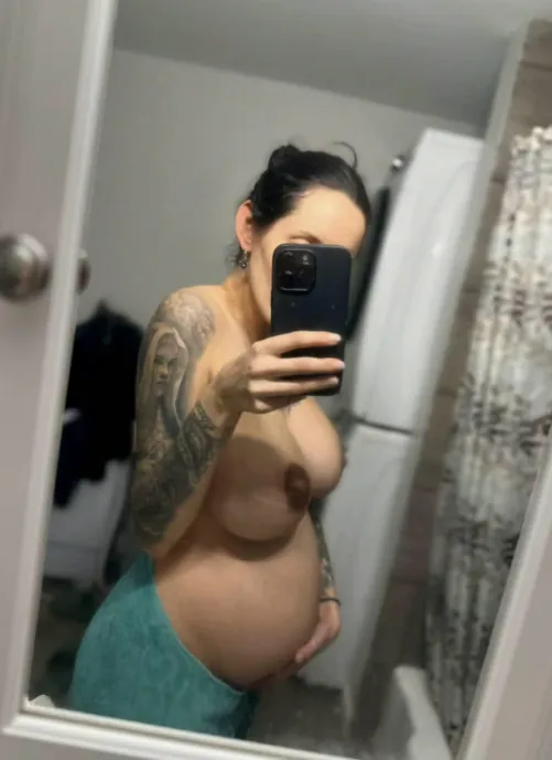 Thumbnail Queenof_Rainbow's Casual Preggo Selfie | PreggoPorn