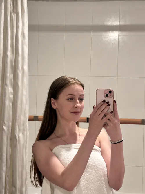 Thumbnail GiuliaGregori Ponders: Should I Take This Towel Off in MirrorSelfie Marvels