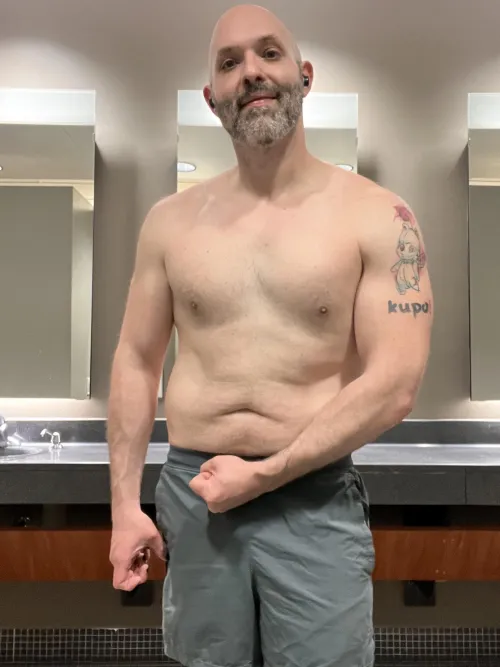 Thumbnail Pose Flex in 'Post Gym Flex 40' by MuscleDad1989