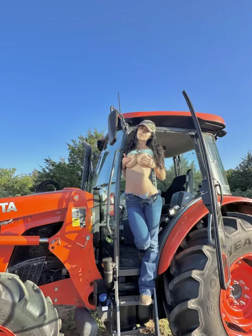 Thumbnail Vera_banks Ponders Between Selfie and Tractor in Countrygirls