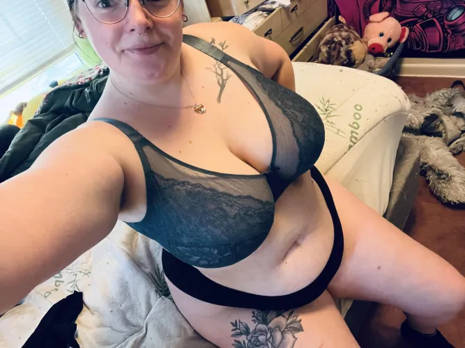 Thumbnail Thick Thigh Temptation: Join hannah_booth02 for a Face-Sitting Adventure