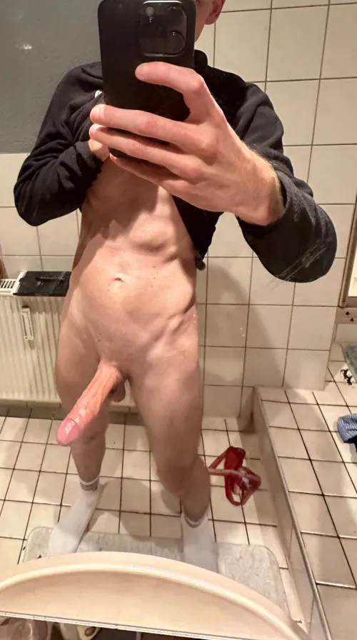 Thumbnail Indulge in Freshness with Germanguygoescrazy's After Shower Vibe