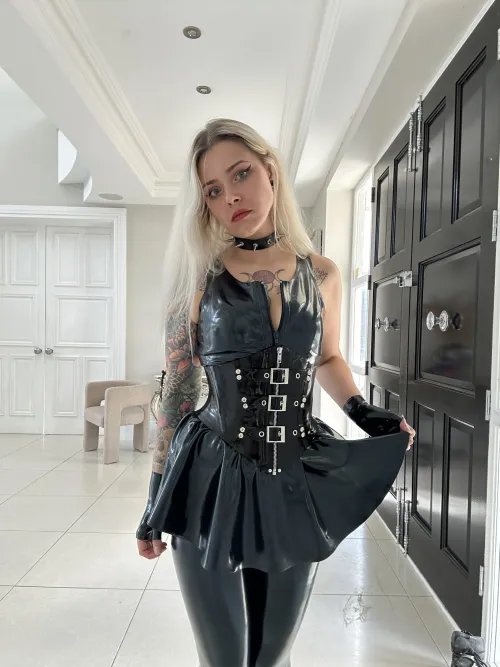 Thumbnail Waiting to Shine: Join MistressMercyxoxalt in the ShinyPorn Adventure