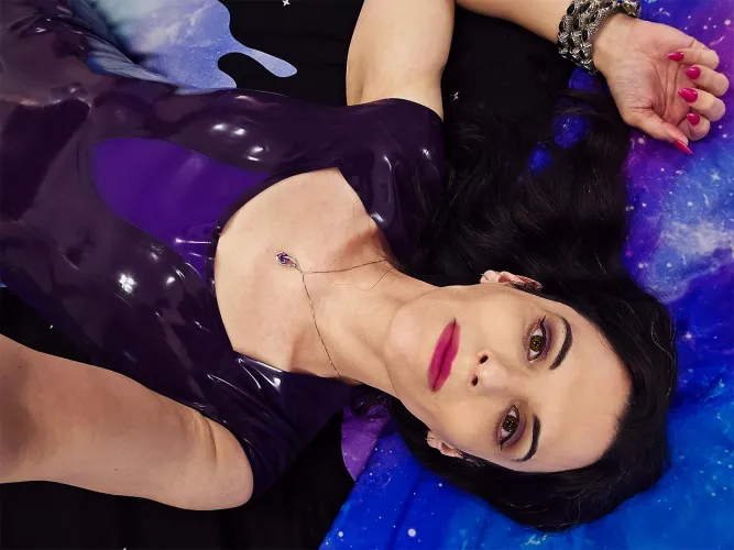 Thumbnail EvelynNyte Enjoys 'A Moment of Rest in Latex' in ShinyPorn