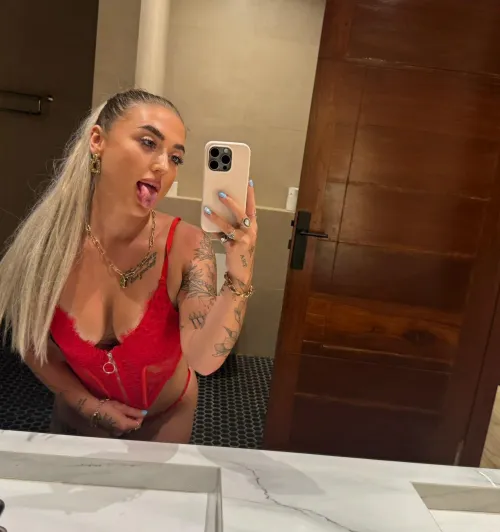 Thumbnail Fun-filled MirrorSelfie Moments: Moon_Desires Keeps It Playful