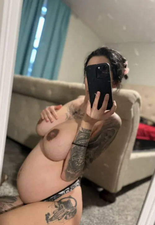 Thumbnail Queenof Rainbow Unveils A Controversial 8-Month Pregnant Fantasy