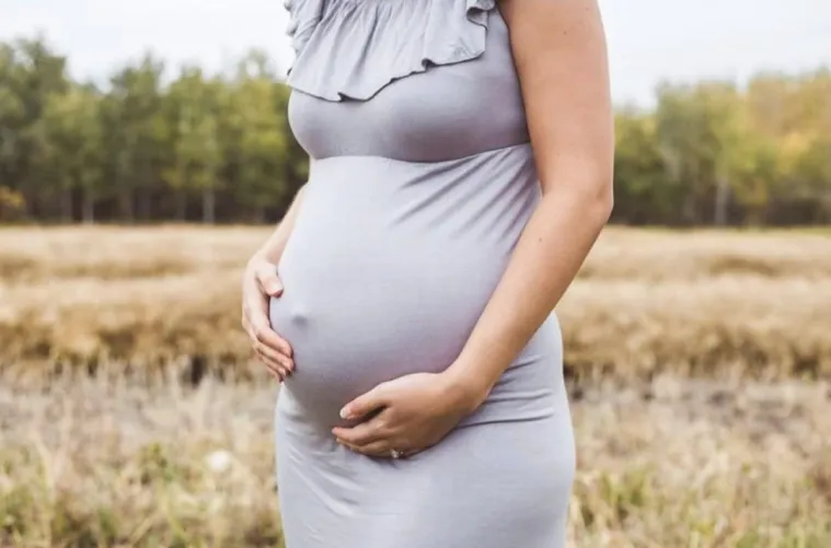 Thumbnail Mrandmrssmith24 Radiates Pregnant Gorgeousness in Grey