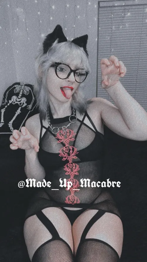 Thumbnail Exploring Petplay: Utilizing Warm Tongues in Play by Made_up_macabre - Petplay