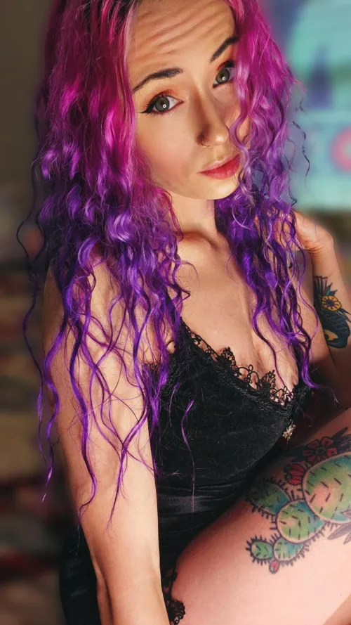 Thumbnail Date Night Ideas: rubycatfree's Bright Hair Allure | GirlswithNeonHair