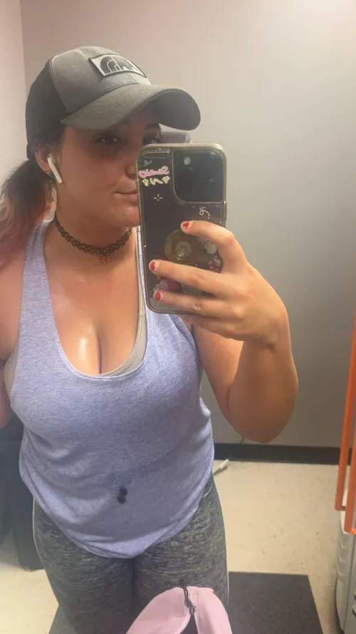 Thumbnail Juiceypeaches102's Reveal: Sweaty Cleavage Display