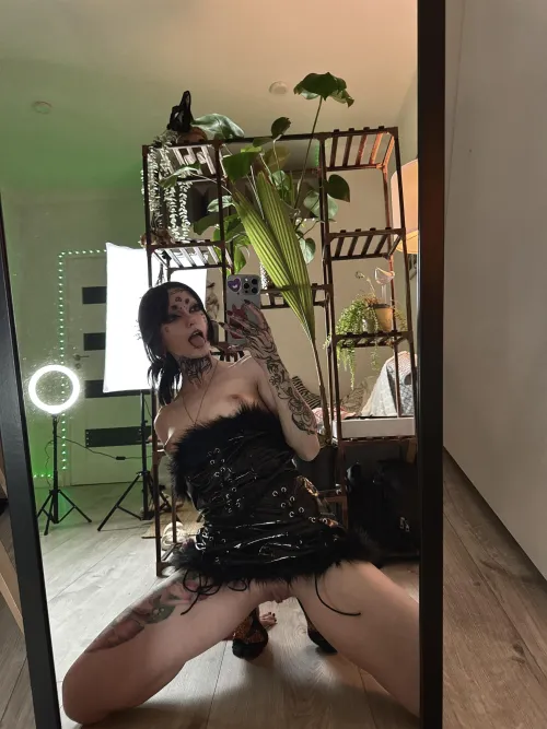 Thumbnail Unforgettable Gothic Charm: The World of VannahbabyB in MirrorSelfies