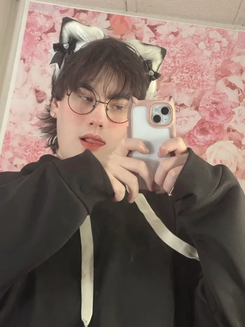 Thumbnail Mchoe_cos Flaunting New Ears in a Cheerful Femboy Post