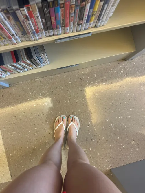 Thumbnail Crystal_Foot Captures a Picture in the Library on Legs