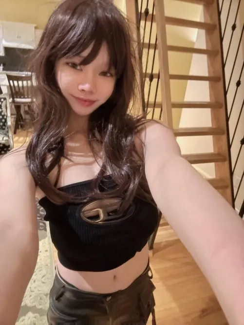 Thumbnail Simply Stunning: Pretty Croptop Selfie | Swimming_Wall_4327