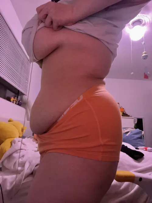 Thumbnail wannab_bbw Explores the Allure of Hanging Tummies