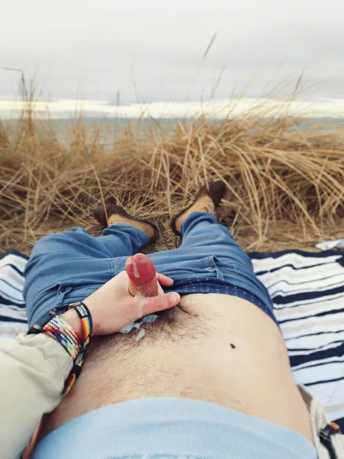 Thumbnail ShyNudistGuy explores a nudist beach in winter - gayporn article