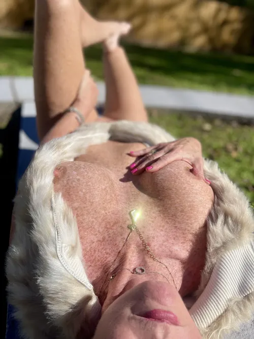 Thumbnail NawtyHellcat's Sun Disclosure: GILF Out in the Sun