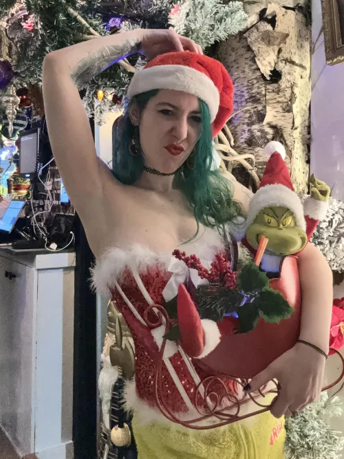 Thumbnail sirenskiss3's Playful Side: Enter the World of Grinchy Pits | ArmpitFetish Category