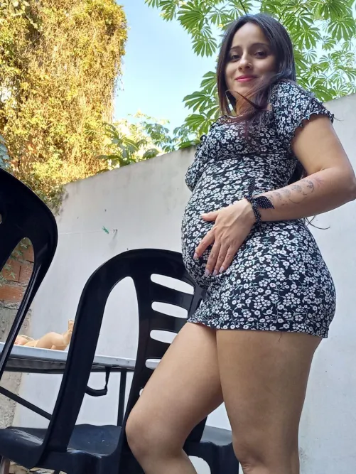 Thumbnail sweetjuuli flaunts style while pregnant and praises a dress | PregnantPetite