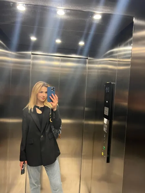 Thumbnail EmmaBailyxx MirrorSelfie - Dare to pound me in a public elevator?