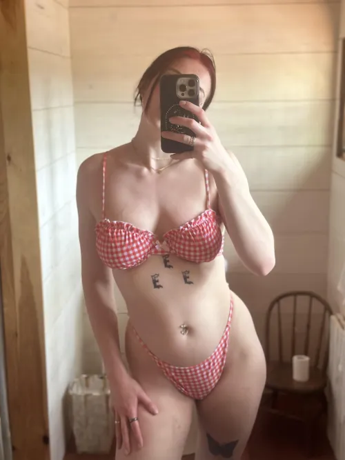 Thumbnail Bikini Babe Adventure: itsmaterialbaby Shares Journey