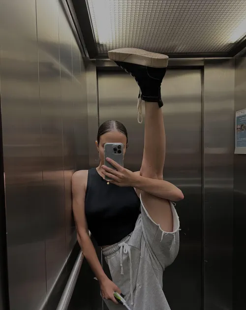 Thumbnail Elevator Bends: flirty_kelly's Spontaneous MirrorSelfie