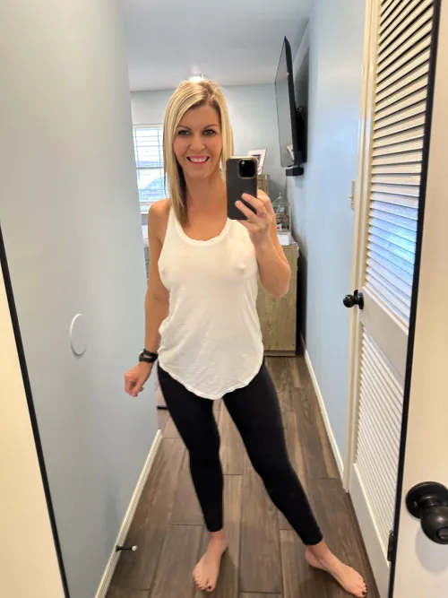 Thumbnail Transformative Selfie: Fitnesswife1983's Water-Activated Photo Fun