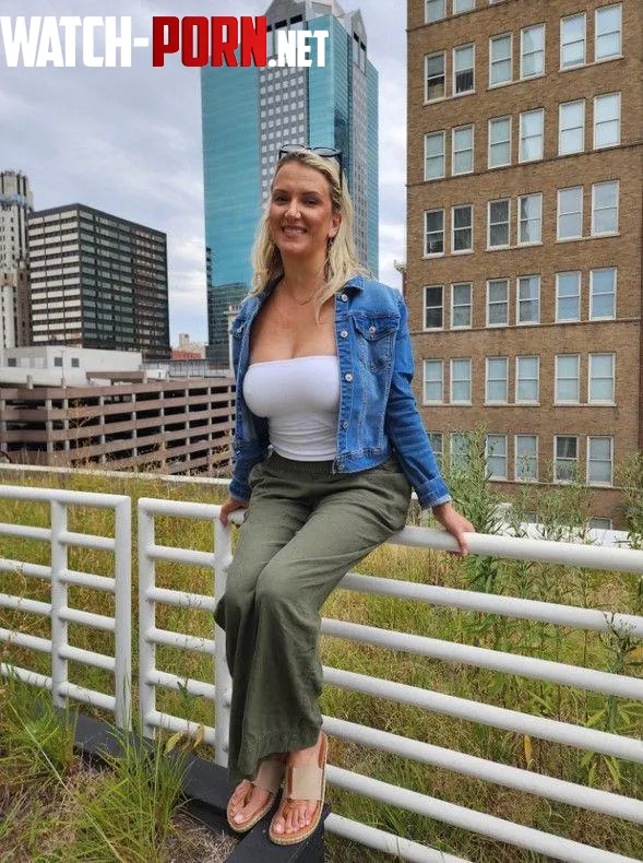 47yo busty Kansas City MILF at the downtown library rooftop by Mrs_Englewood