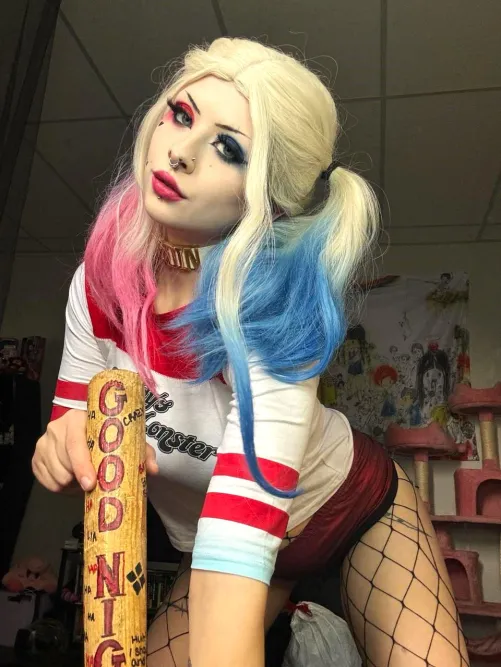 Thumbnail violenthomie Presents Harley Quinn's Iconic Look in Cosplaygirls Category