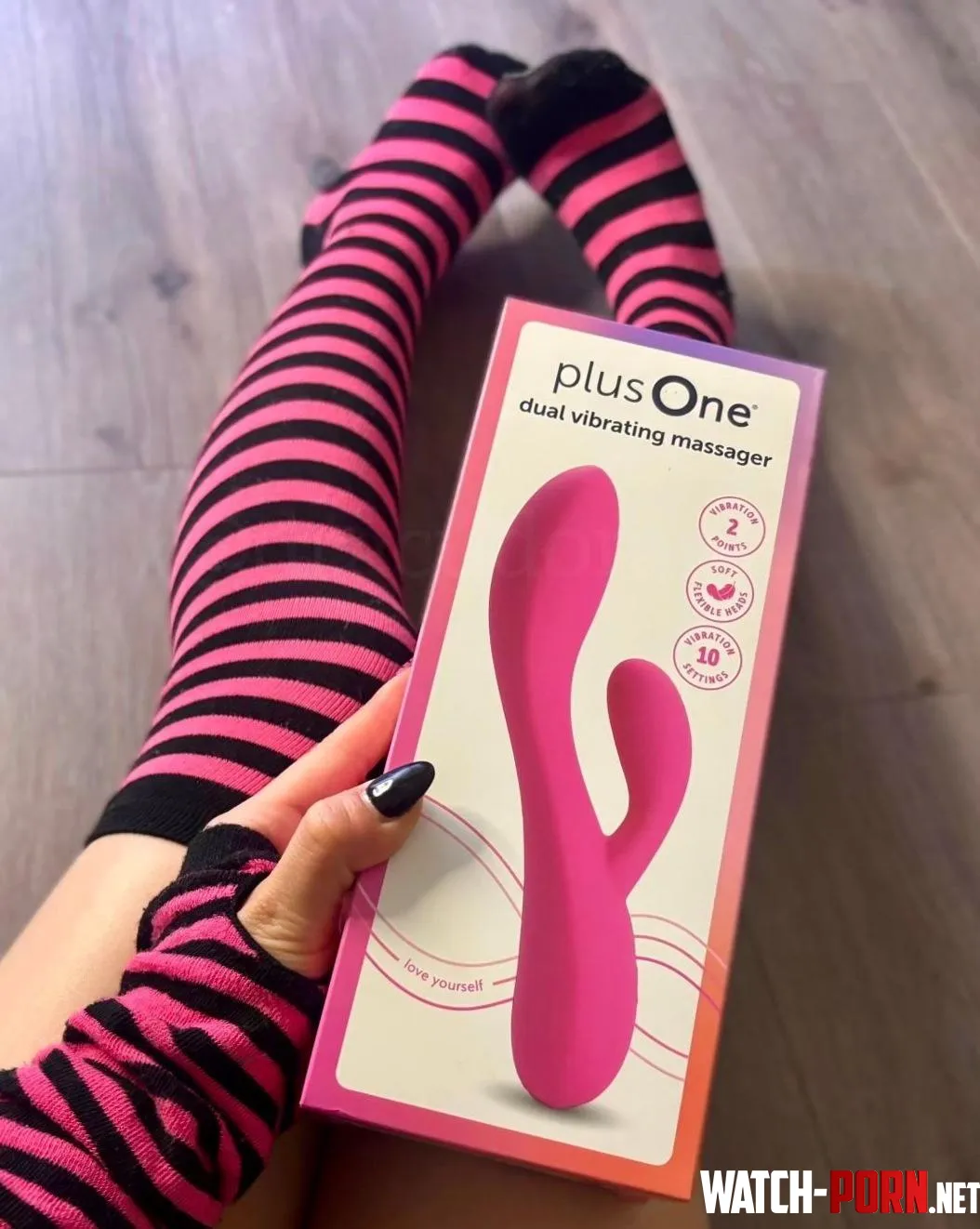 uhh does this vibrator match the scene aesthetic by dracubrat