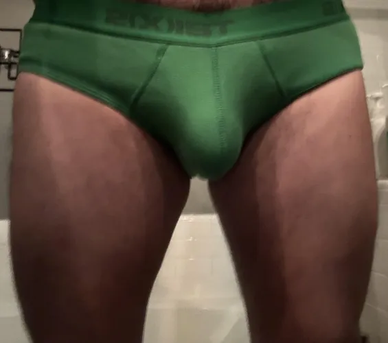 Thumbnail Feeling a Little Green in the World of Bulges by Zeebraguy