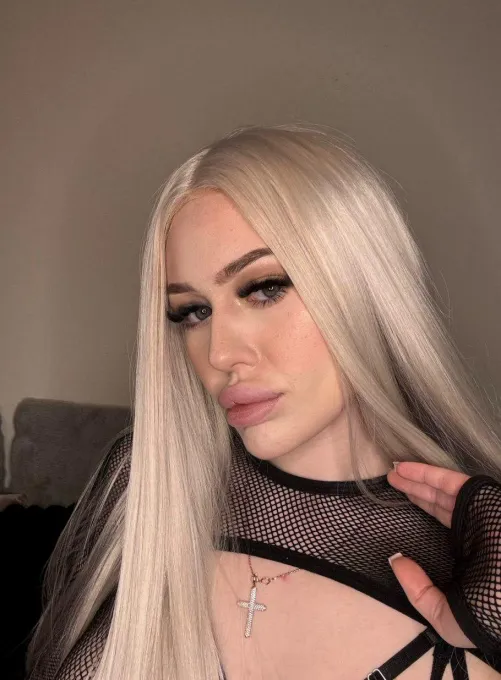 Thumbnail Blonde Beauty: Sunshine_Samara's Flawless Look Revealed