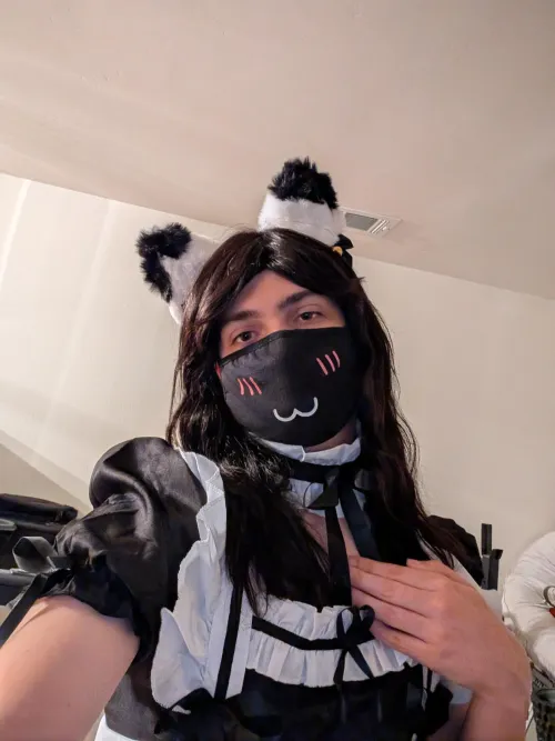 Thumbnail LunaLunaRosa Dons a Femboy Maid Look - Must-See Fashion!