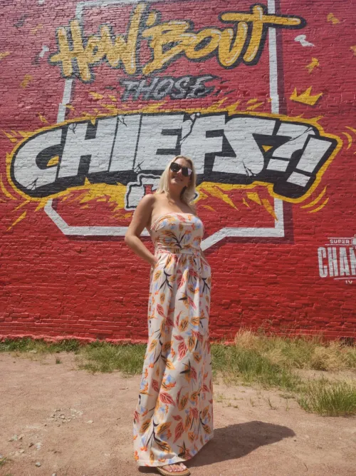 Thumbnail Posing with Chiefs Graffiti: Slutty KC Mom by Mrs_Englewood | onlyfanshottest