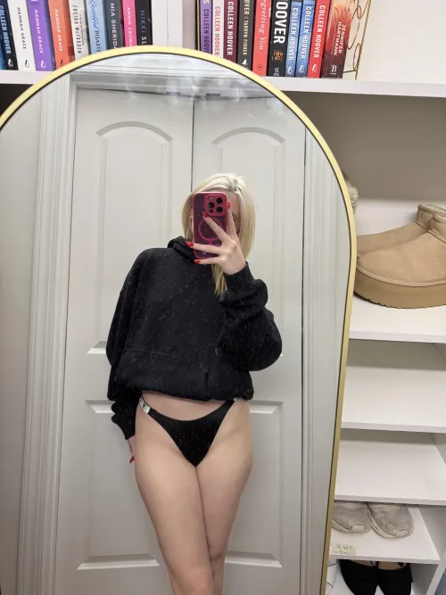 Thumbnail Embracing Nakedness - rosietaylorr's Story in the Slutsofonlyfans Zone