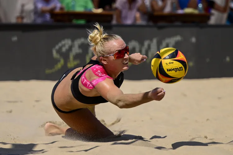 Thumbnail Sara Hughes USA: Diving into VolleyballGirls World with ElinoreDoll