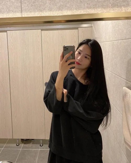 Thumbnail Discovering Oversized Shirts and Bathroom Selfies with MissIzi in the nextdoorasians category