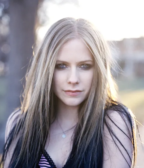 Thumbnail Nostalgic Allure: Avril Lavigne in Early 2000s