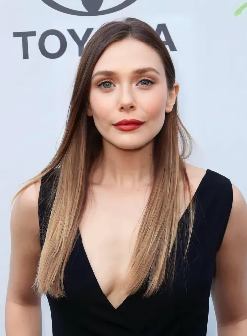 Thumbnail Basking in the Beauty of Elizabeth Olsen