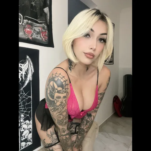 Thumbnail Alt Latina Beauty: Short Hair Perfection