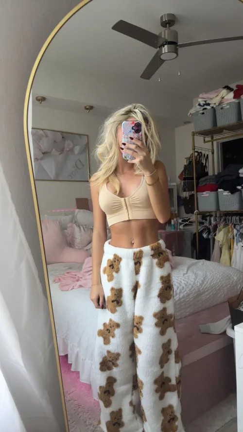 Thumbnail Discover prttykam_xoxo's Daily Bedroom Mirror Selfies