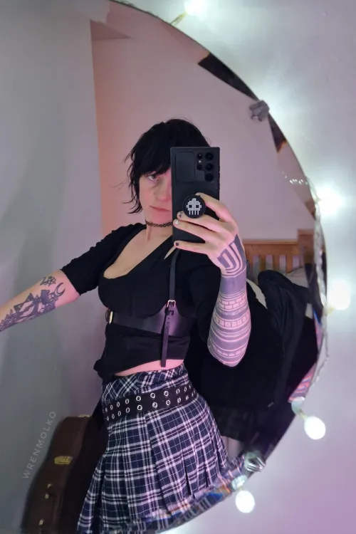 Thumbnail Meet the 38yo Goth Mommy: mistermissus86's Striking Persona  | Milfie